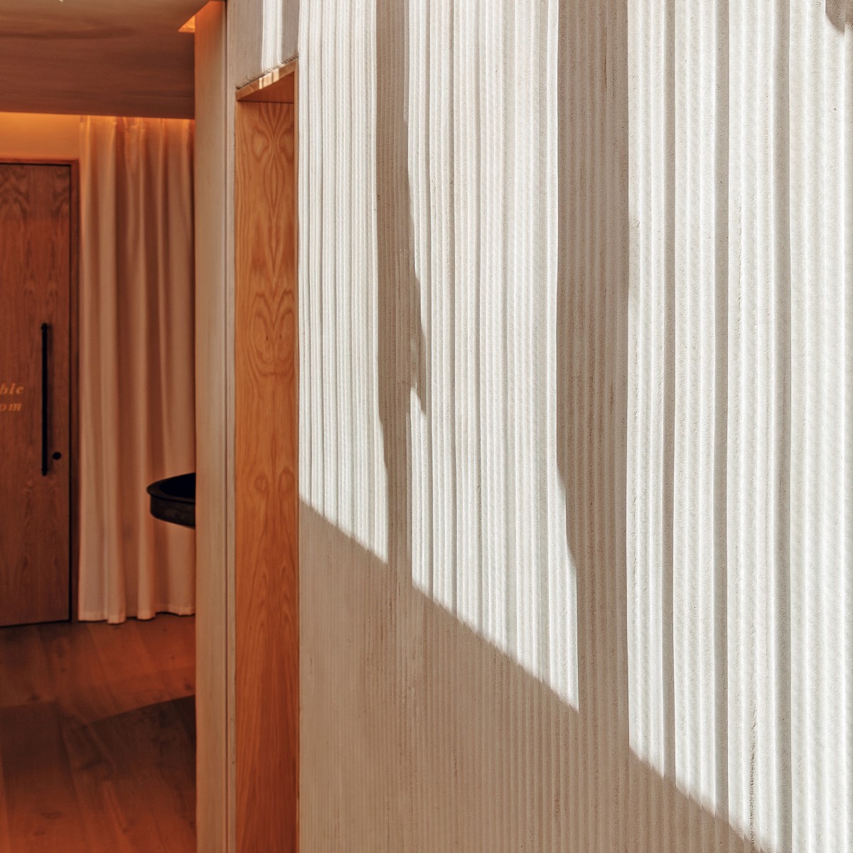 spa glazing detail with structural posts